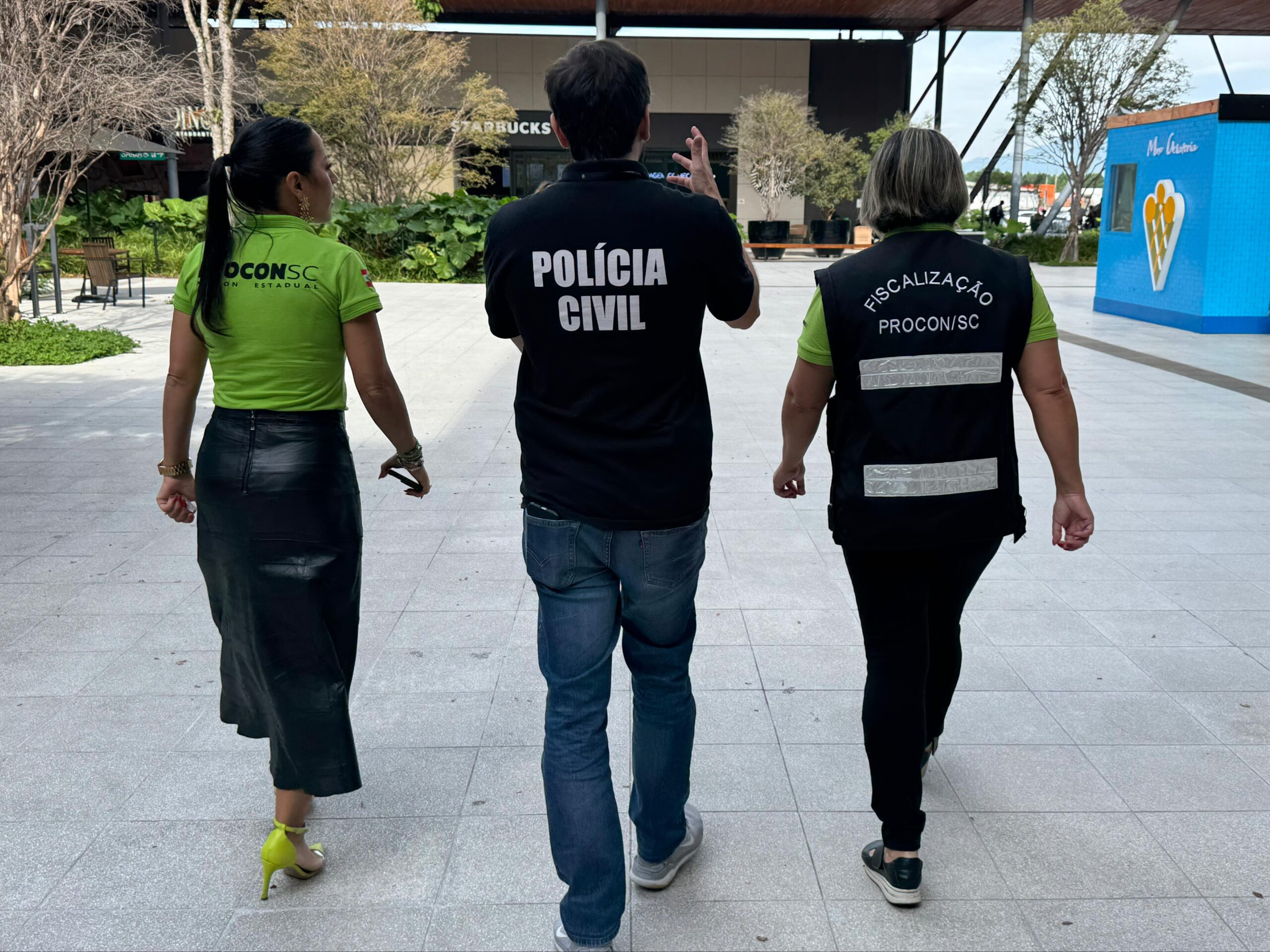 Polícia Civil e Procon SC orientam turistas sobre golpes de transporte no aeroporto de Florianópolis