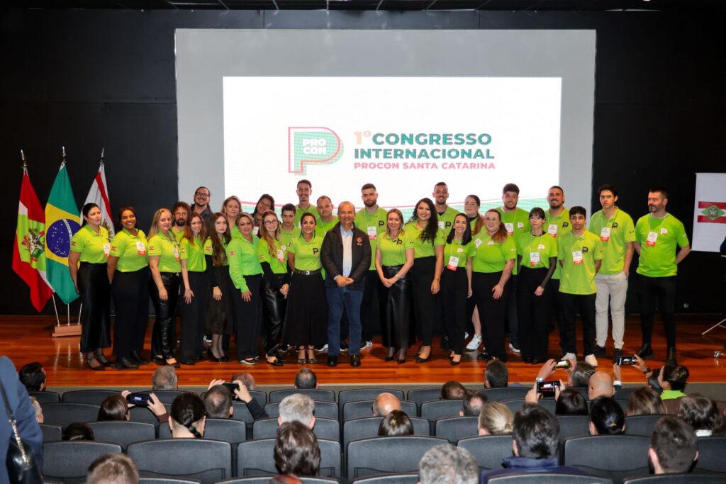 Governador de Santa Catarina junto à equipe do Procon SC
