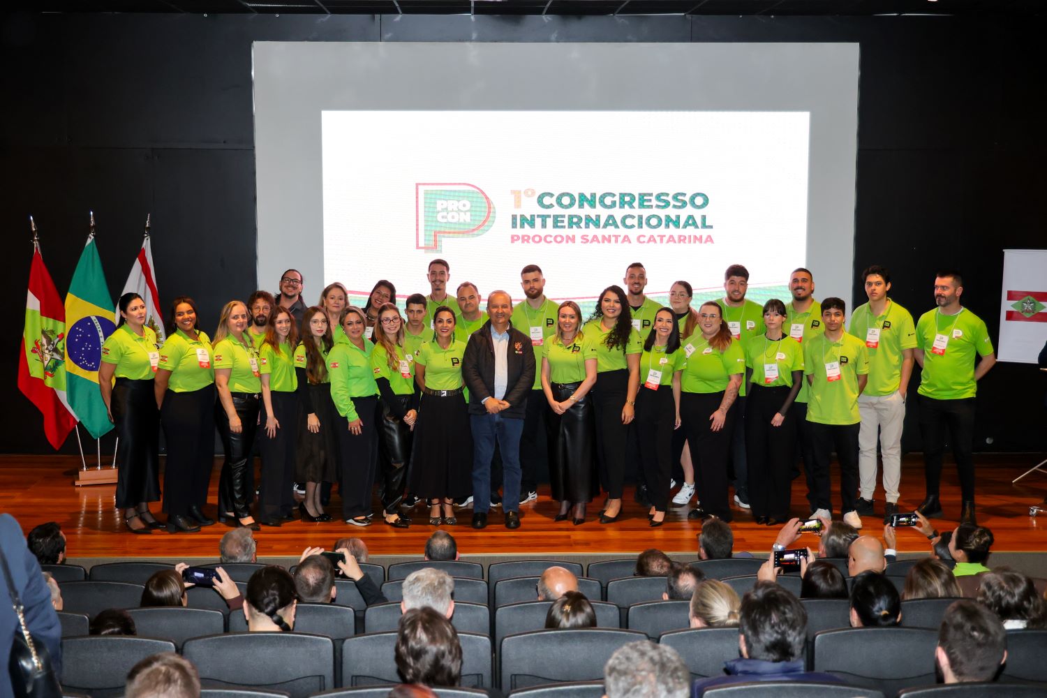 Governador de Santa Catarina junto à equipe do Procon SC