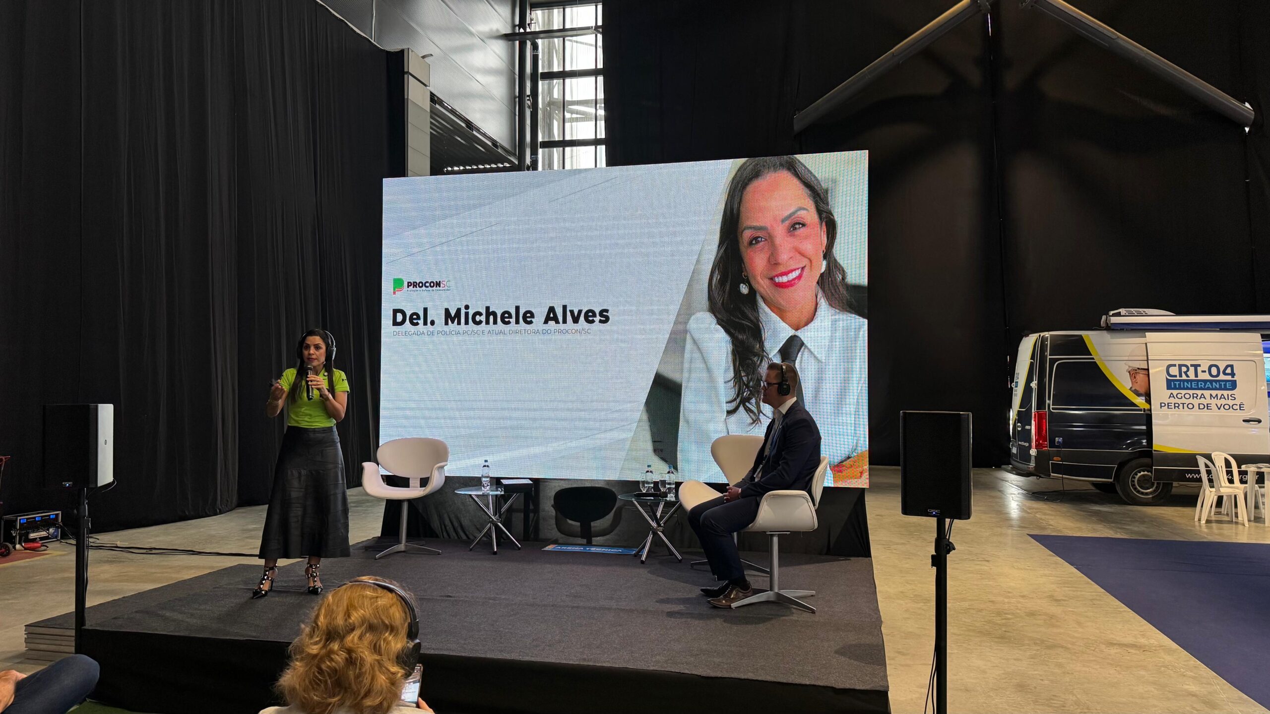 Delegada Michele Alves em palestra na Comac-SC