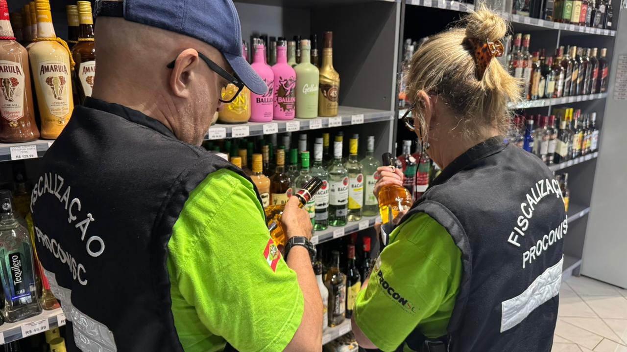 Fiscalização do PROCON/SC contra bebidas adulteradas com metanol