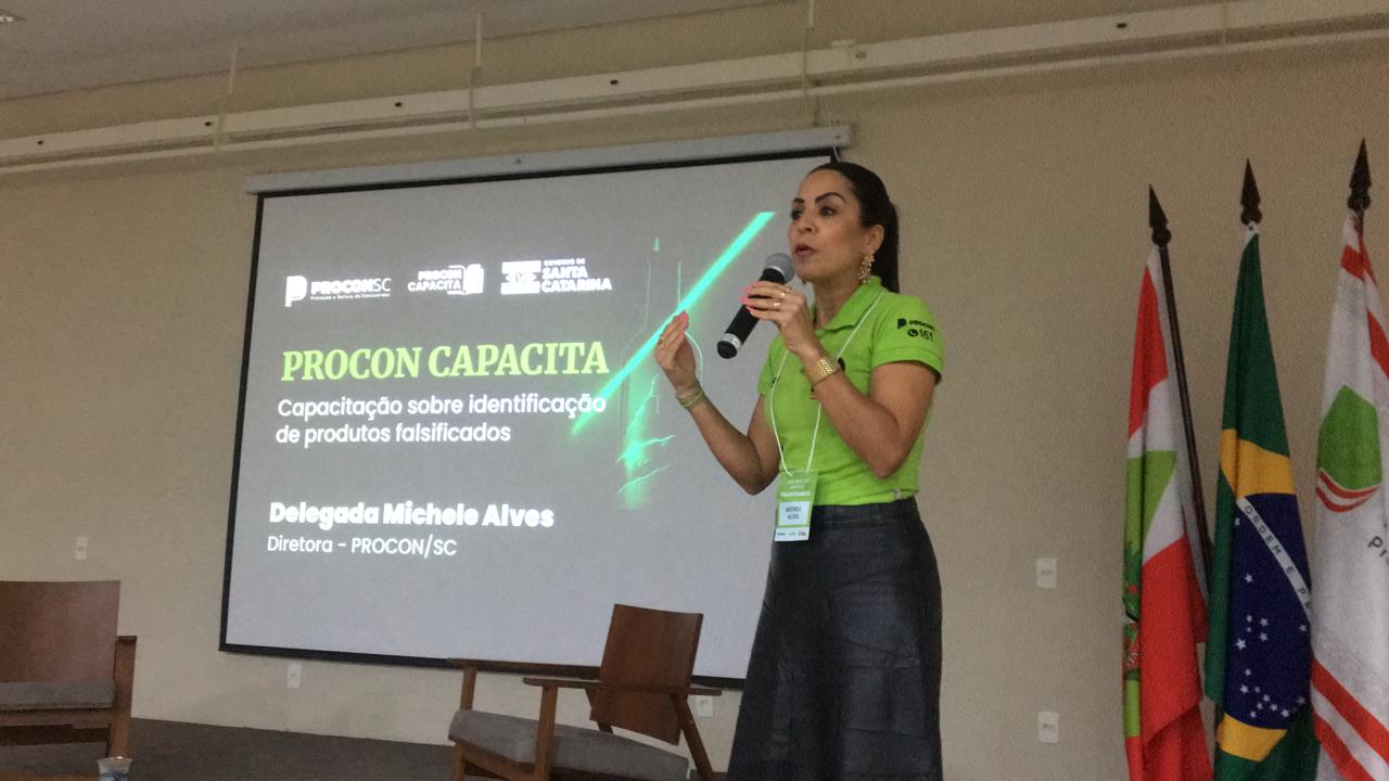 Delegada Michele Alves em evento de capacitação do PROCON/SC