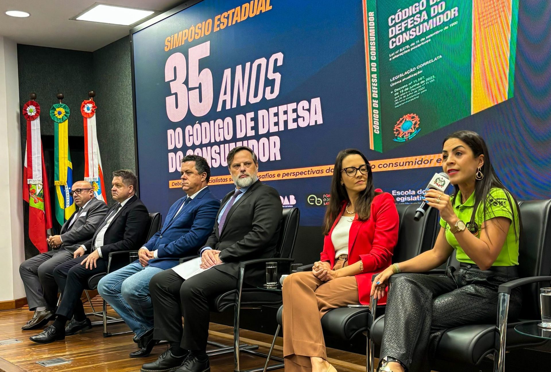 Delegada Michele Alves em evento na Alesc