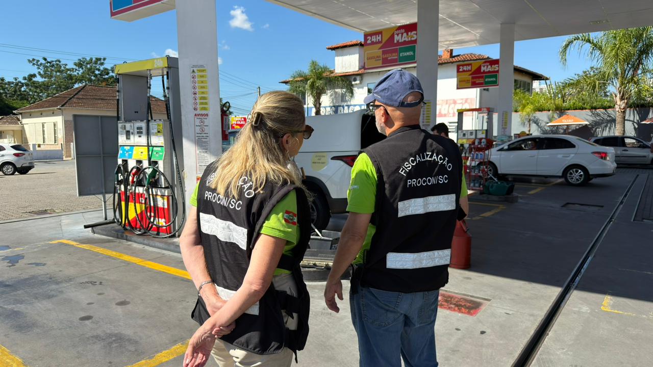 PROCON/SC faz operação e autua postos de combustíveis da Grande Florianópolis